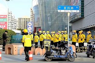 ?泰斯起跳防守被伍德顶到敏感部位 痛得跪在了地上